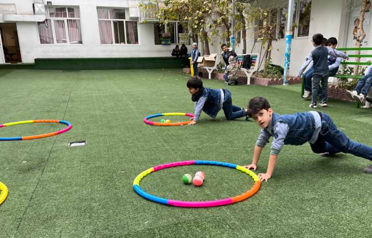 ریتم و گیم-کار با حلقه و توپ جهت تقویت عصب عضله و تعادل انجام شد 1