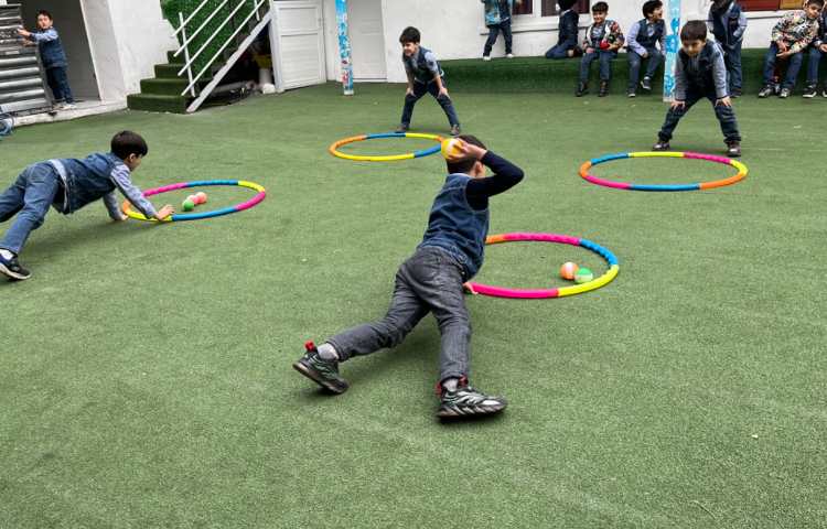 ریتم و گیم-کار با حلقه و توپ جهت تقویت عصب عضله و تعادل انجام شد 3