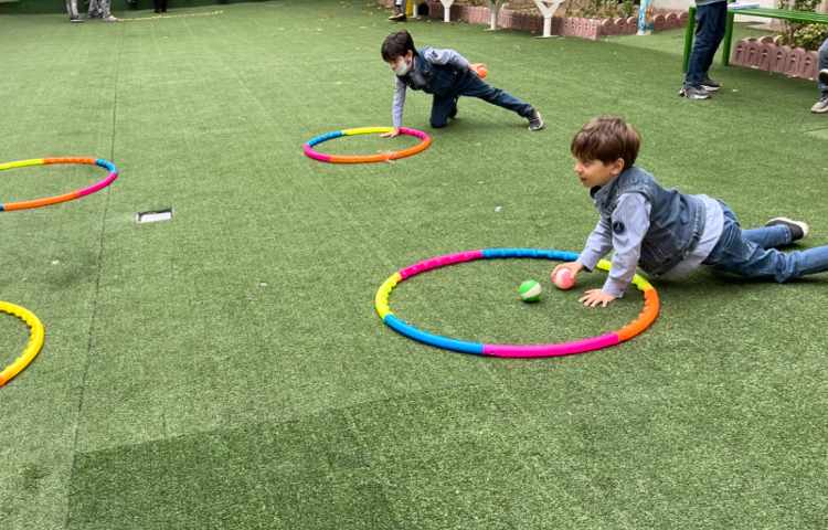 ریتم و گیم-کار با حلقه و توپ جهت تقویت عصب عضله و تعادل انجام شد 4