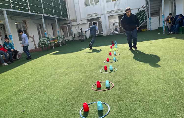 ریتم و گیم-کار با حلقه و کاپ جهت تقویت هماهنگی عصب عضله/جابکی/تقویت دو نیم کره مغز انجام شد 2