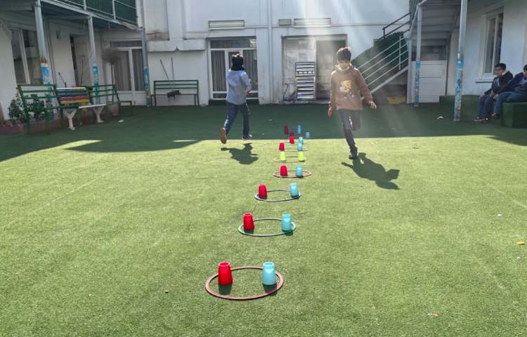 ریتم و گیم-کار با حلقه و کاپ جهت تقویت هماهنگی عصب عضله/جابکی/تقویت دو نیم کره مغز انجام شد 3