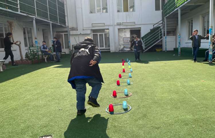 ریتم و گیم-کار با حلقه و کاپ جهت تقویت هماهنگی عصب عضله/جابکی/تقویت دو نیم کره مغز انجام شد