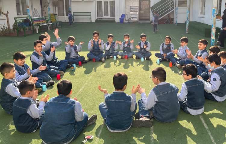 ریتم و گیم-کار با کاپ جهت هماهنگی چشم و دست/ توجه و تمرکز و هماهنگی گروهی انجام شد