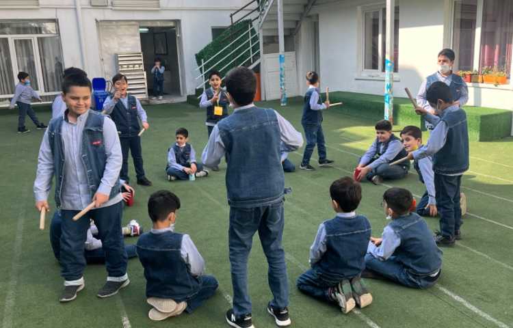 ریتم و گیم-کار با کاپ و چوبک جهت تقویت دو نیم کره ،تعادل ،هماهنگی عصب عضله انجام شد