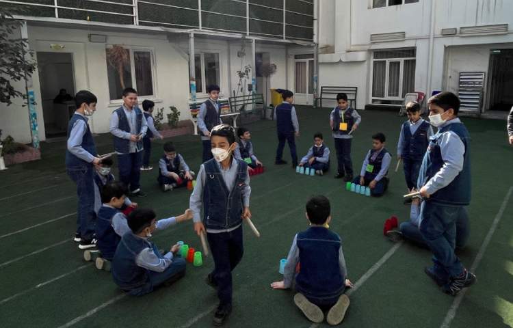 ریتم و گیم-کار با کاپ و چوبک جهت تقویت دو نیم کره ،تعادل ،هماهنگی عصب عضله انجام شد 2