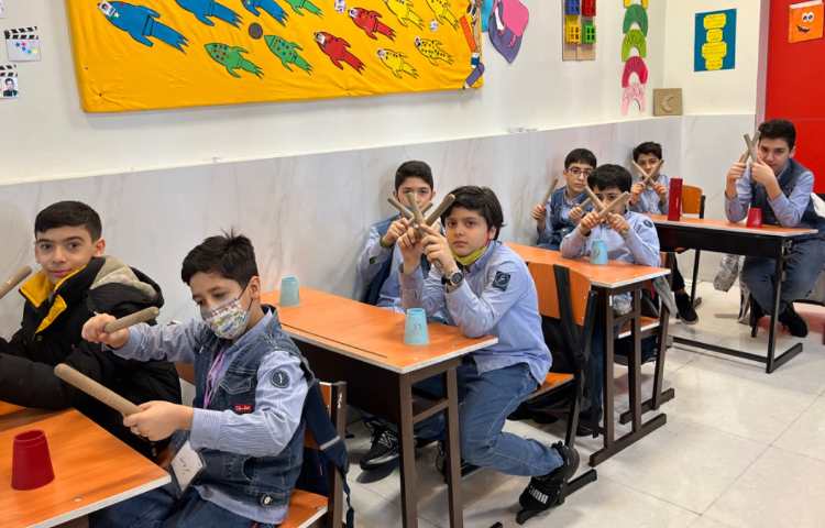 ریتم و گیم-کار با کاپ و چوبک جهت تقویت هماهنگی گروهی،چشم و دست و عصب عضله انجام شد. 1