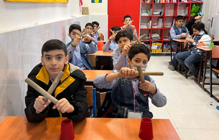 ریتم و گیم-کار با کاپ و چوبک جهت تقویت هماهنگی گروهی،چشم و دست و عصب عضله انجام شد. 2