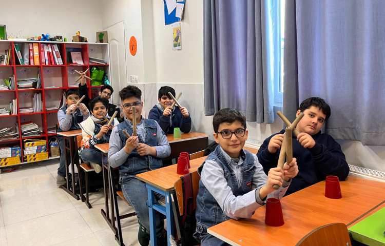 ریتم و گیم-کار با کاپ و چوبک جهت تقویت هماهنگی گروهی،چشم و دست و عصب عضله انجام شد.