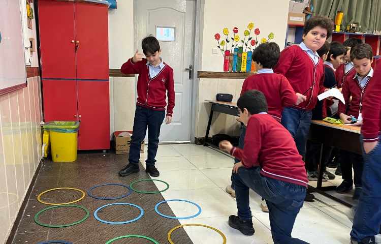 ریتم و گیم - بازی جهت تقویت عکس العمل،هماهنگی عصب عضله و هماهنگی چشم و پا انجام شد 1