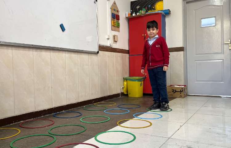 ریتم و گیم - بازی جهت تقویت عکس العمل،هماهنگی عصب عضله و هماهنگی چشم و پا انجام شد 2