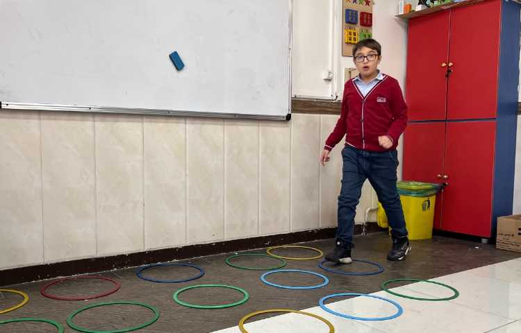 ریتم و گیم - بازی جهت تقویت عکس العمل،هماهنگی عصب عضله و هماهنگی چشم و پا انجام شد 3