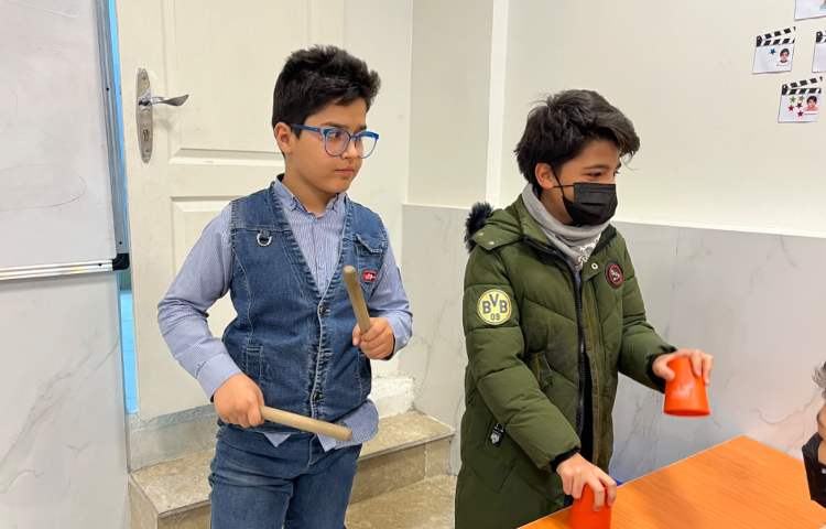 ریتم و گیم -تقویت خلاقیت و ساخت ریتم توسط بچه ها با استفاده از چوبک و کاپ انجام شد. 1