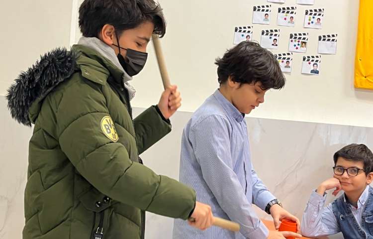 ریتم و گیم -تقویت خلاقیت و ساخت ریتم توسط بچه ها با استفاده از چوبک و کاپ انجام شد. 3