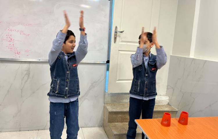 ریتم و گیم -تقویت خلاقیت و ساخت ریتم توسط بچه ها با استفاده از چوبک و کاپ انجام شد.