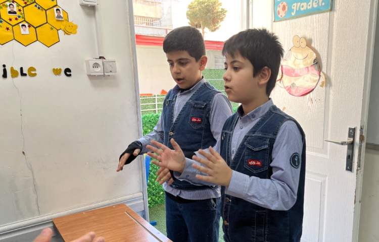 ریتم و گیم - تقویت خلاقیت و ساخت ریتم توسط بچه ها با استفاده از چوبک و کاپ انجام شد. 2