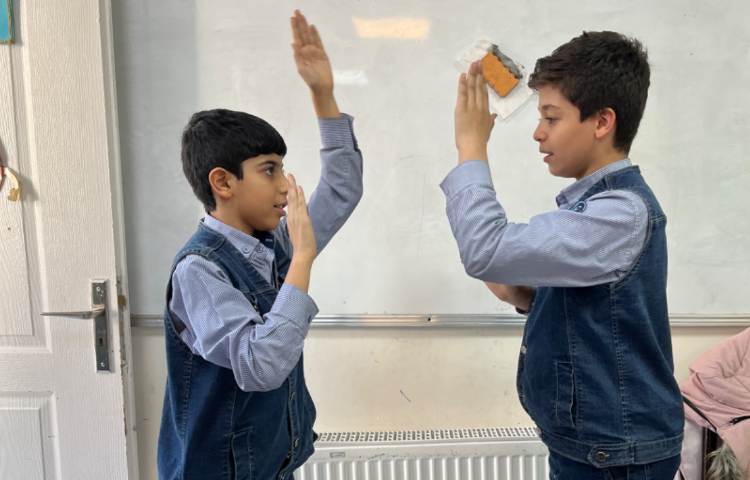 ریتم و گیم - تقویت خلاقیت و ساخت ریتم توسط بچه ها با استفاده از چوبک و کاپ انجام شد. 3