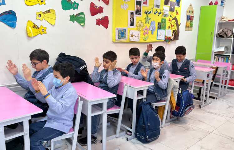 ریتم و گیم - تقویت خلاقیت و ساخت ریتم توسط بچه ها با استفاده از چوبک و کاپ انجام شد.