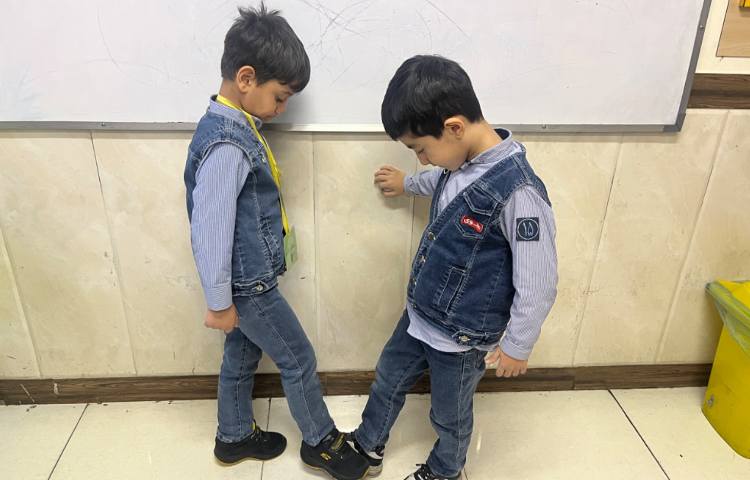 ریتم و گیم -تقویت خلاقیت و ساخت ریتم توسط بچه ها با استفاده از چوبک و کاپ انجام شد. 1