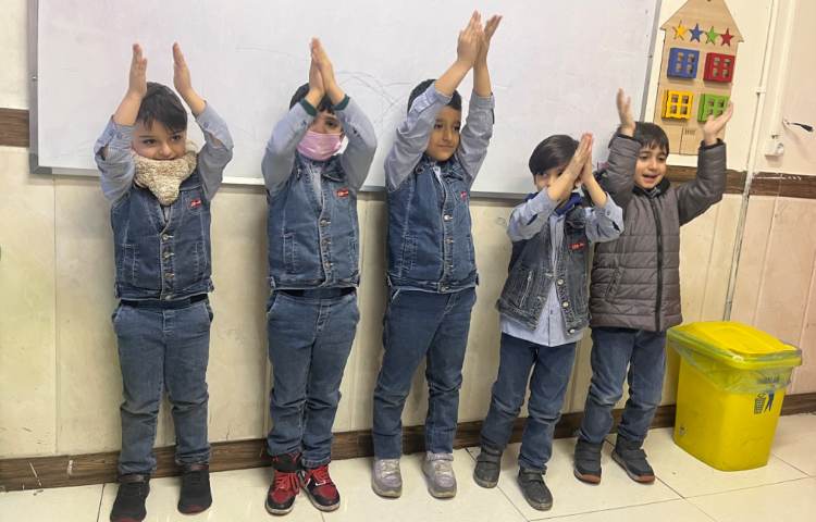 ریتم و گیم -تقویت خلاقیت و ساخت ریتم توسط بچه ها با استفاده از چوبک و کاپ انجام شد. 3