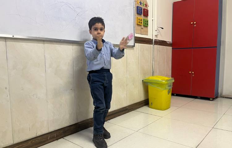 ریتم و گیم -تقویت خلاقیت و ساخت ریتم توسط بچه ها با استفاده از چوبک و کاپ انجام شد. 4