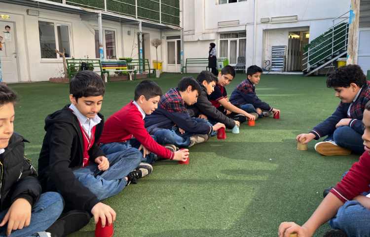 ریتم و گیم - تمرین جهت اجرای شب یلدا انجام شد. اهداف:هماهنگی گروهی،هماهنگی چشم و دست میباشد