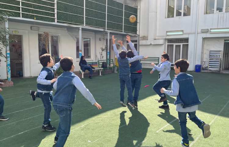 ریتم و گیم -کار با توپ جهت تقویت تعادل، توجه و تمرکز ،هماهنگی عصب عضله انجام شد.