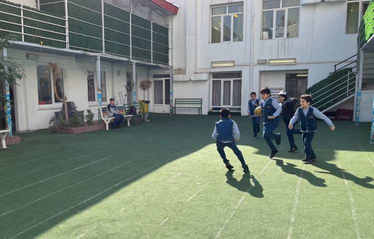 ریتم و گیم -کار با توپ جهت تقویت تعادل، توجه و تمرکز ،هماهنگی عصب عضله انجام شد. 3