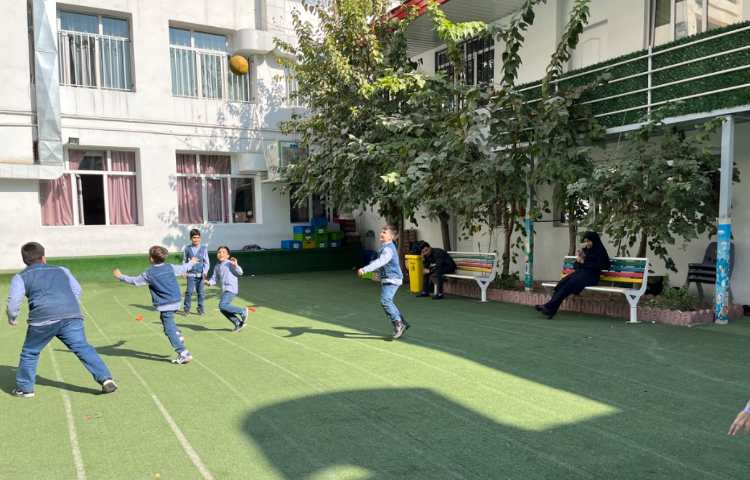 ریتم و گیم -کار با توپ جهت تقویت تعادل، توجه و تمرکز ،هماهنگی عصب عضله انجام شد. 1