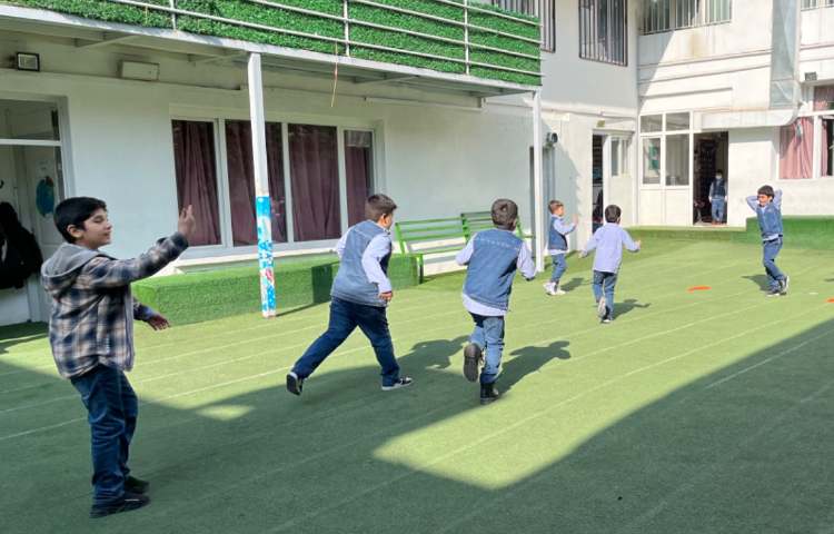 ریتم و گیم -کار با توپ جهت تقویت تعادل، توجه و تمرکز ،هماهنگی عصب عضله انجام شد. 2