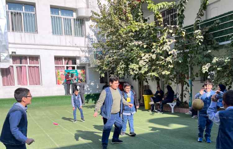 ریتم و گیم - کار با توپ جهت تقویت تعادل، توجه و تمرکز ،هماهنگی عصب عضله انجام شد.