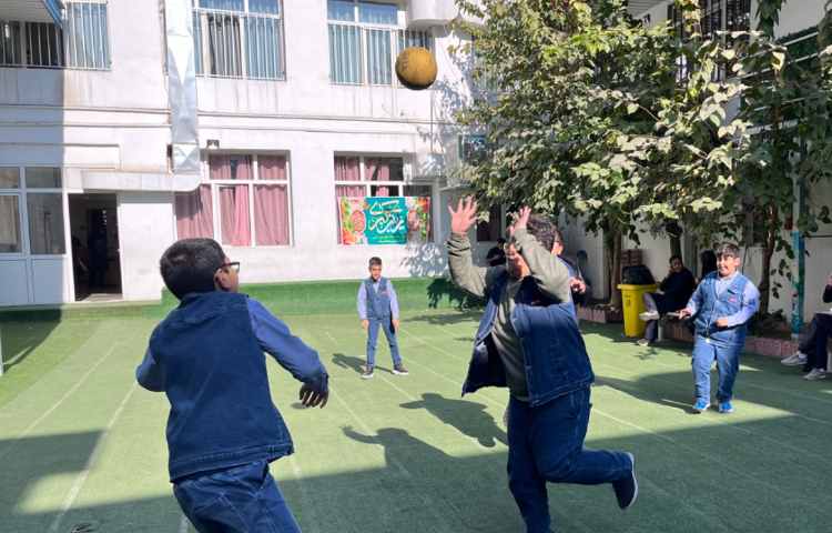 ریتم و گیم - کار با توپ جهت تقویت تعادل، توجه و تمرکز ،هماهنگی عصب عضله انجام شد. 2