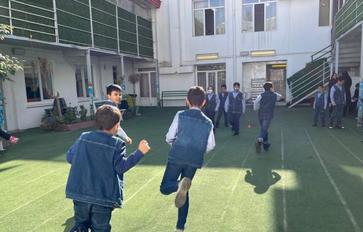 ریتم و گیم - کار با توپ جهت تقویت تعادل، توجه و تمرکز ،هماهنگی عصب عضله انجام شد. 4