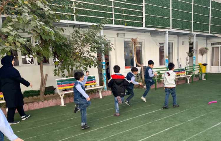 ریتم و گیم -کار با توپ جهت تقویت تعادل، توجه و تمرکز ،هماهنگی عصب عضله انجام شد. 1