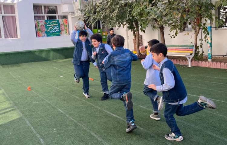 ریتم و گیم -کار با توپ جهت تقویت تعادل، توجه و تمرکز ،هماهنگی عصب عضله انجام شد.