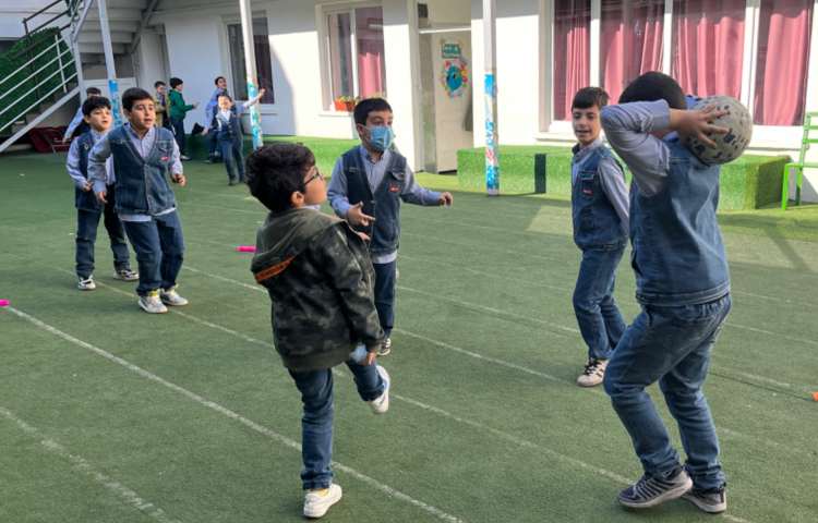 ریتم و گیم -کار با توپ جهت تقویت تعادل، توجه و تمرکز ،هماهنگی عصب عضله انجام شد. 1