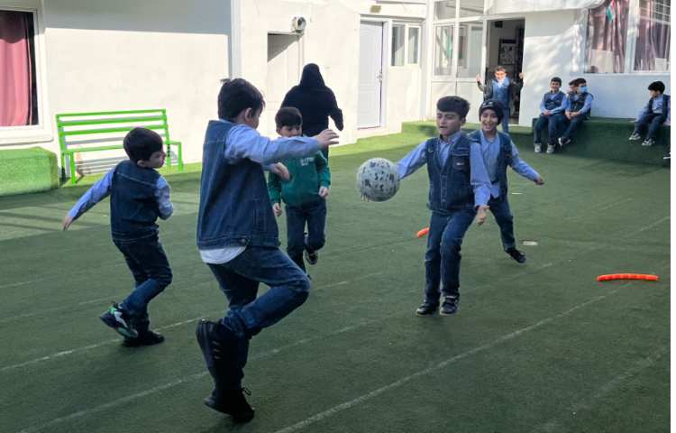 ریتم و گیم -کار با توپ جهت تقویت تعادل، توجه و تمرکز ،هماهنگی عصب عضله انجام شد. 2