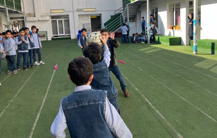 ریتم و گیم -کار با توپ جهت تقویت تعادل، توجه و تمرکز ،هماهنگی عصب عضله انجام شد.