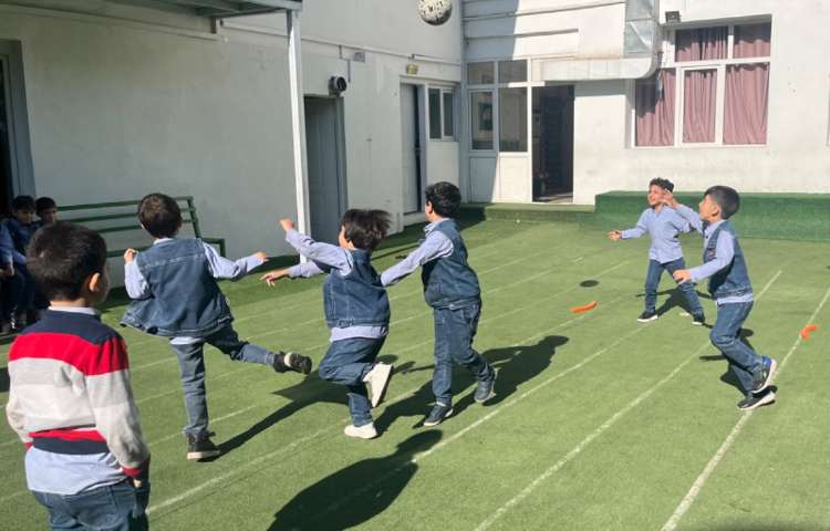 ریتم و گیم -کار با توپ جهت تقویت تعادل، توجه و تمرکز ،هماهنگی عصب عضله انجام شد. 1