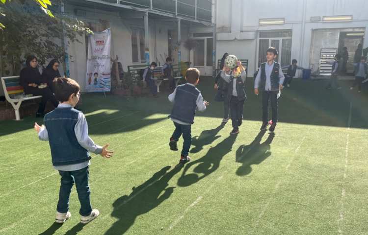 ریتم و گیم -کار با توپ جهت تقویت تعادل، توجه و تمرکز ،هماهنگی عصب عضله انجام شد. 2