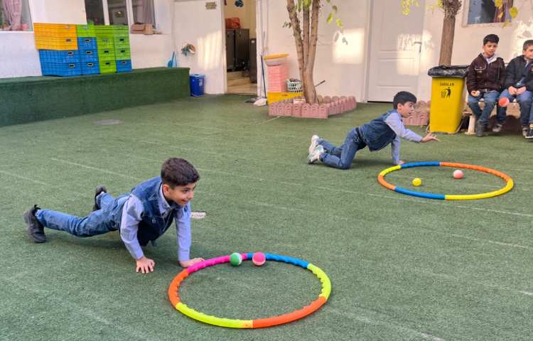 ریتم و گیم -کار با توپ و حلقه جهت تقویت تعادل /تمرکز و توجه انجام شد 1