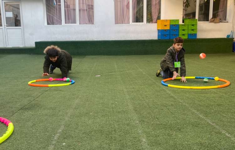 ریتم و گیم -کار با توپ و حلقه جهت تقویت تعادل /تمرکز و توجه انجام شد 2