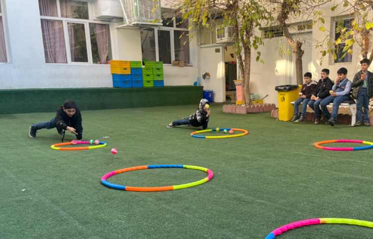 ریتم و گیم -کار با توپ و حلقه جهت تقویت تعادل /تمرکز و توجه انجام شد 3