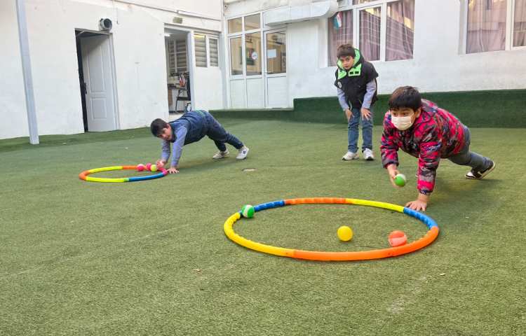 ریتم و گیم -کار با توپ و حلقه جهت تقویت تعادل /تمرکز و توجه انجام شد