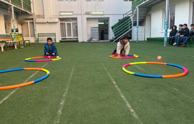 ریتم و گیم - کار با توپ و حلقه جهت تقویت هماهنگی عصب عضله و تعادل انجام شد 1