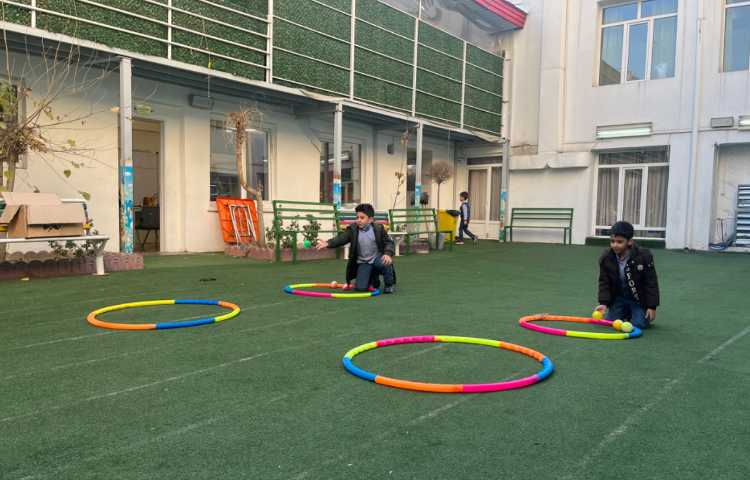 ریتم و گیم - کار با توپ و حلقه جهت تقویت هماهنگی عصب عضله و تعادل انجام شد 2