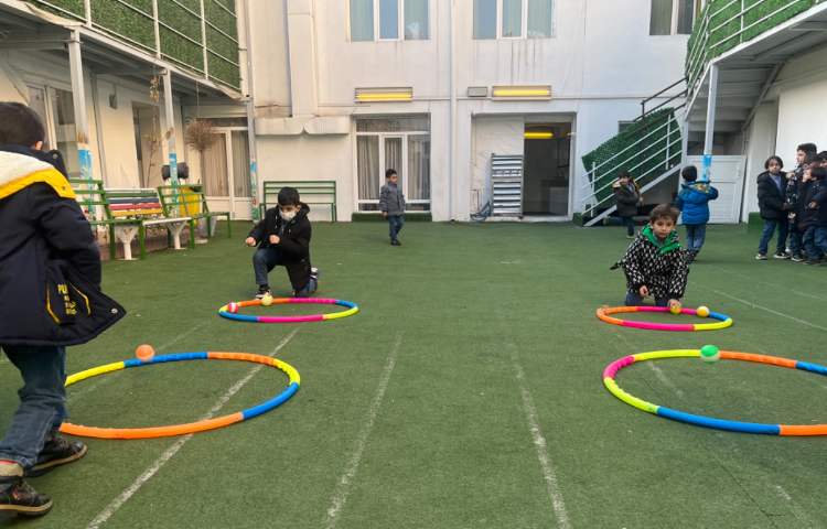 ریتم و گیم - کار با توپ و حلقه جهت تقویت هماهنگی عصب عضله و تعادل انجام شد 3