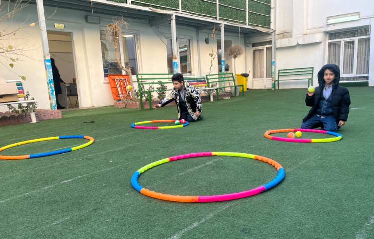 ریتم و گیم - کار با توپ و حلقه جهت تقویت هماهنگی عصب عضله و تعادل انجام شد