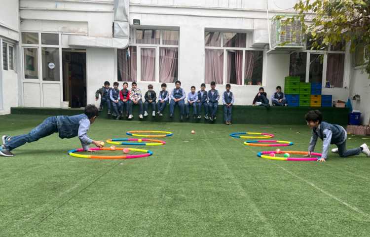 ریتم و گیم - کار با حلقه و توپ جهت تقویت عصب عضله و تعادل انجام شد 1