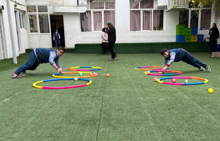 ریتم و گیم - کار با حلقه و توپ جهت تقویت عصب عضله و تعادل انجام شد 1