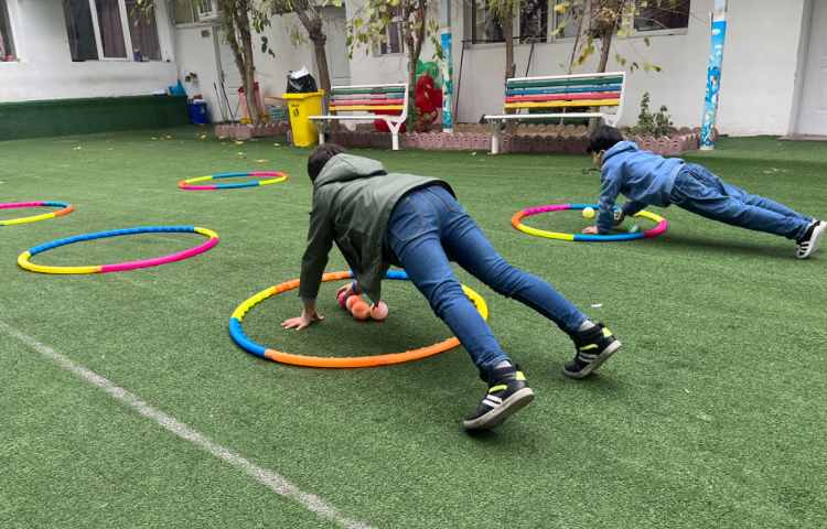 ریتم و گیم - کار با حلقه و توپ جهت تقویت عصب عضله و تعادل انجام شد 3